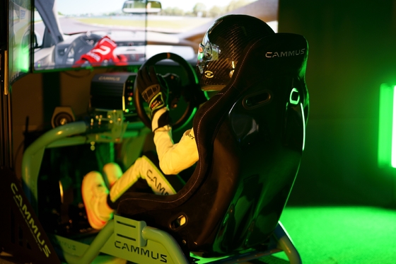 PC에 대해 운전하는 시뮬레이터 조종 휠을 경주하는 1000Hz F1 게임 차